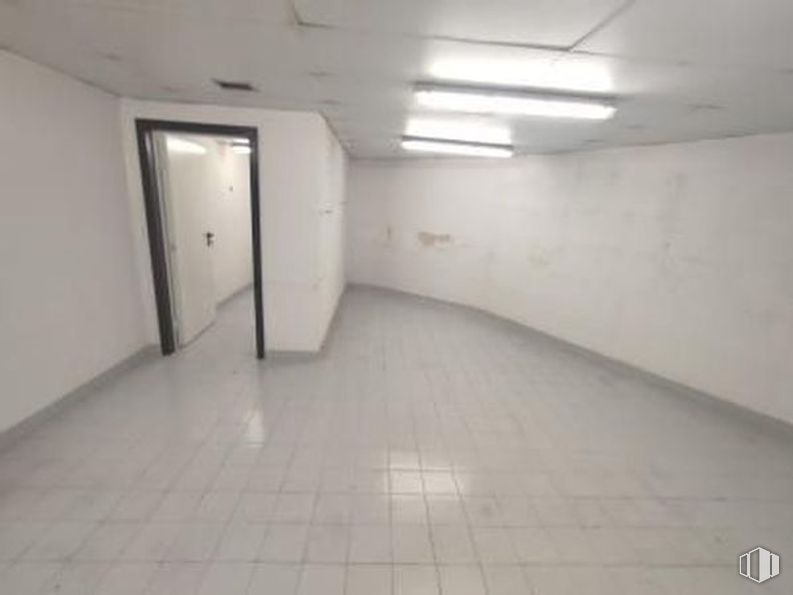 Retail for sale & for rent at Calle Ruperto Chapi, Alcobendas, Madrid, 28100 with light fixture, lighting, flooring, floor, ceiling, silver, transparency, hall, tile flooring and fluorescent lamp around