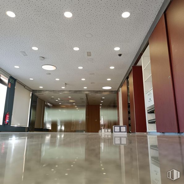 Retail for rent at Zona céntrica, Móstoles, Madrid, 28931 with fixture, interior design, floor, material property, flooring, ceiling, composite material, building, glass and tints and shades around