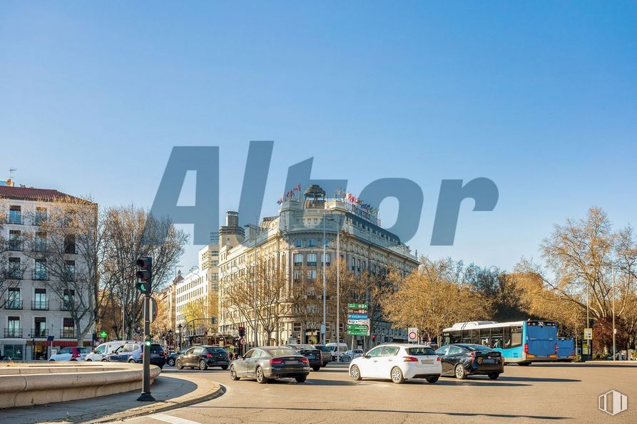 Local en venta en Calle Atocha, Centro, Madrid, 28012 con coche, edificio, autobús, cielo, rueda, día, propiedad, vehículo, neumático y árbol alrededor