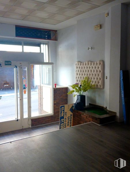 Retail for rent at Zona centro, Majadahonda, Madrid, 28220 with houseplant, door, flowerpot, plant, shade, interior design, architecture, wood, fixture and flooring around