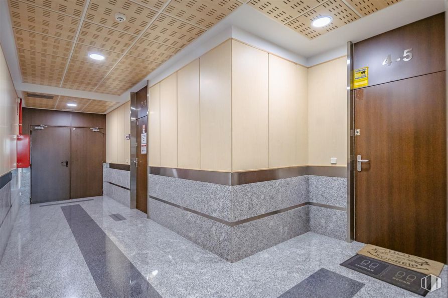 Oficina en alquiler en Edificio Cidro, Calle Cidro, 2, Carabanchel, Madrid, 28044 con propiedad, interiorismo, suelos, suelo, pared, hall, accesorio, inmobiliario, madera y puerta alrededor