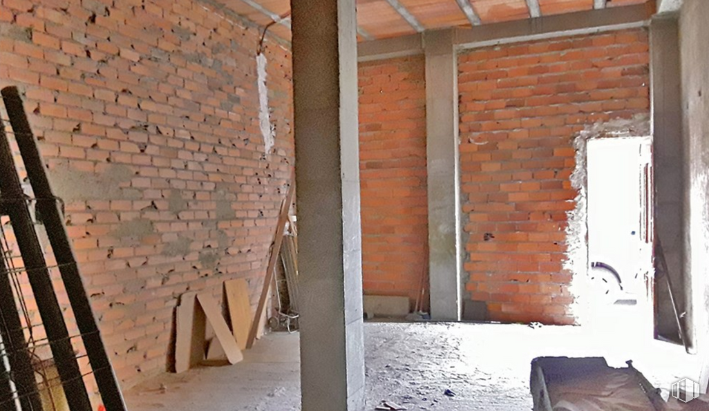 Local en alquiler en Zona Claret/ Carmen/ La Albufera, Segovia, 40004 con equipaje y bolsos, edificio, madera, ladrillo, albañilería, material de construcción, piso, suelo, madera y tintes y matices alrededor