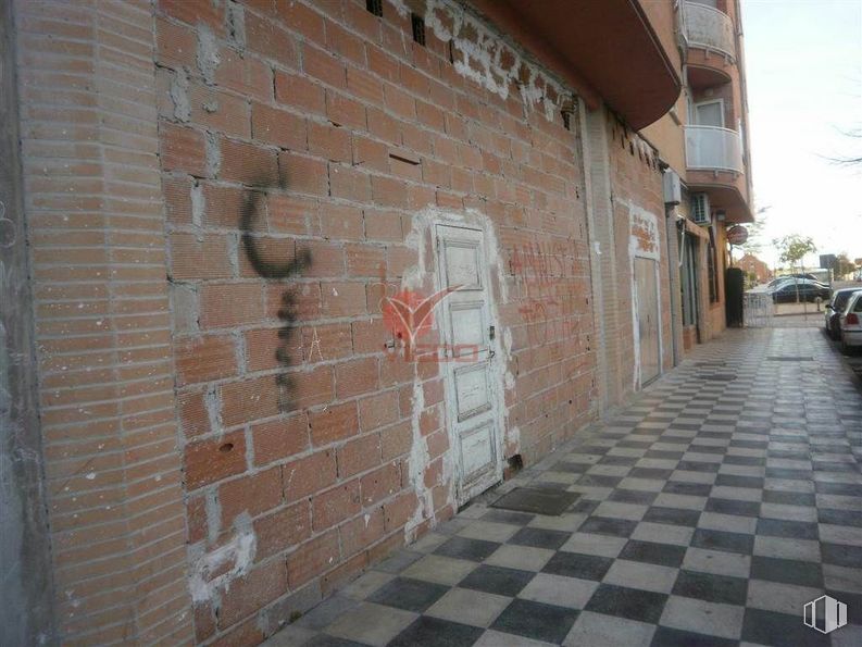 Retail for rent at Zona Avenida de los Reyes Católicos, Cuenca, 16003 with door, building, road surface, plant, brickwork, brick, wood, wall, sidewalk and facade around