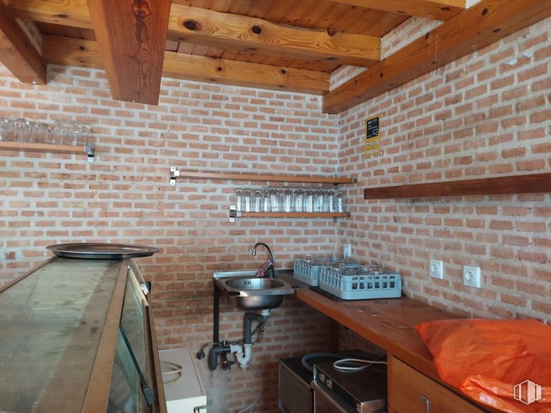 Local en venta en Calle Peña Hoyuela, 2, El Boalo, Madrid, 28413 con encimera, fregadero, propiedad, ebanistería, ventana, madera, grifo, ladrillo, alumbrado y interiorismo alrededor