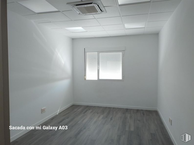 Office for rent at Carretera Villaverde a Vallecas, Villa de Vallecas, Madrid, 28031 with window blind, property, window, fixture, building, wood, interior design, grey, flooring and floor around