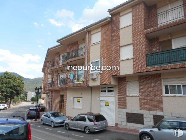 Retail for sale at Zona Centro, Santa María del Tiétar, Ávila, 05429 with car, window, building, tire, wheel, land vehicle, automotive parking light, vehicle, cloud and sky around