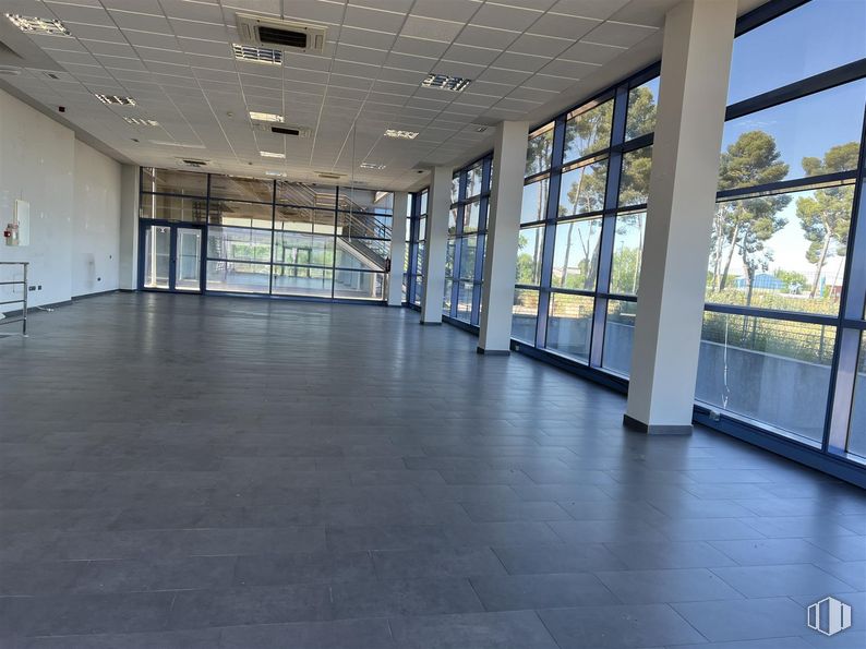 Industrial for sale at Torre 1, Avenida Madrid, 88, Arganda del Rey, Madrid, 28500 with fixture, hall, interior design, floor, flooring, window, tile flooring, building, ceiling and glass around