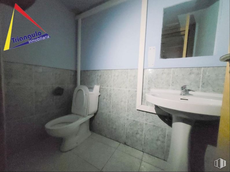 Retail for sale at El Cerro - Carretera San Rafael, Segovia, 40006 with toilet, sink, mirror, plumbing fixture, property, tap, bathroom, purple, toilet seat and interior design around