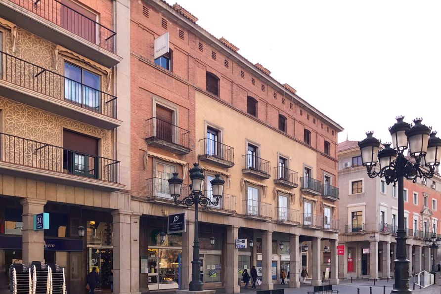 Office for rent at Avenida Acueducto, 27, Segovia, 40002 with building, window, sky, urban design, condominium, fixture, residential area, commercial building, real estate and facade around