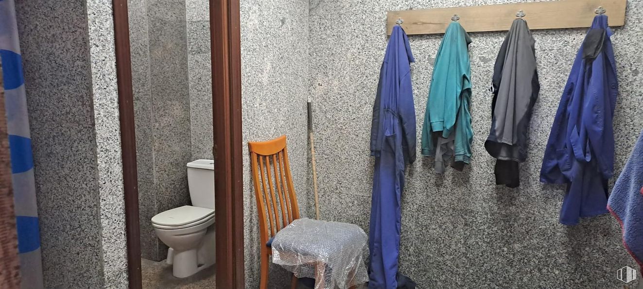 Industrial for sale at Zona Altos del Olivar - El Caracol, Valdemoro, Madrid, 28341 with toilet, clothing, chair, outerwear, purple, wood, textile, house, building and door around