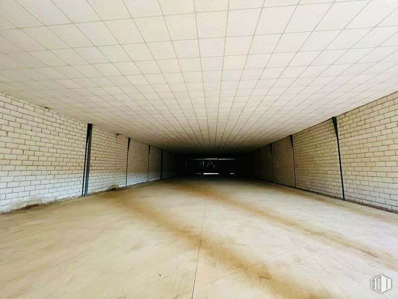 Industrial for sale at Calle León, Magán, Toledo, 45590 with flooring, floor, composite material, concrete, ceiling, subway, building material, basement, plaster and daylighting around