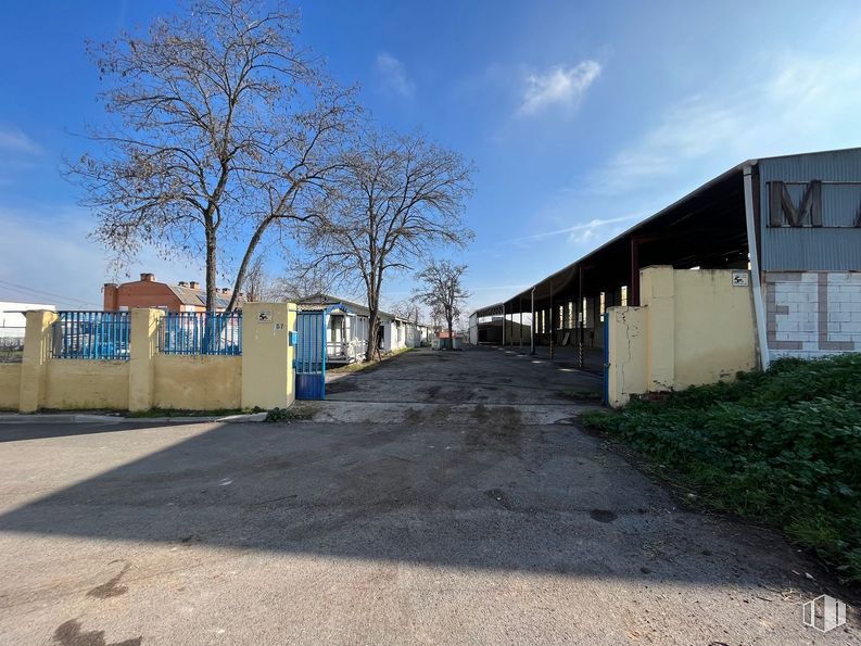 Nave en alquiler en Calle Diciembre, San Blas - Canillejas, Madrid, 28022 con casa, nube, cielo, superficie de la carretera, planta, árbol, asfalto, arquitectura, terreno y edificio alrededor