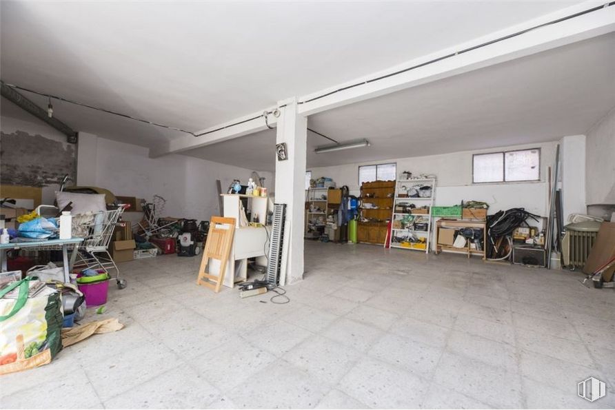 Retail for sale at Calle Radio, 32, Carabanchel, Madrid, 28019 with window, luggage & bags, interior design, floor, flooring, building, house, ceiling, retail and wood around