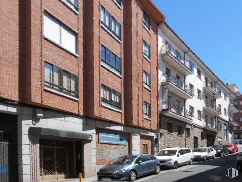 Retail for sale at Calle Vasco de Quiroga, Ávila, 05005 with car, window, land vehicle, wheel, tire, automotive parking light, building, vehicle, sky and urban design around