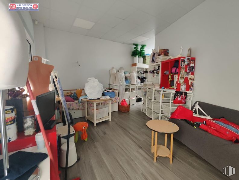 Retail for sale & for rent at Zona centro, Villafranca de los Caballeros, Toledo, 45730 with table, furniture, property, bookcase, desk, interior design, shelving, wood, flooring and floor around