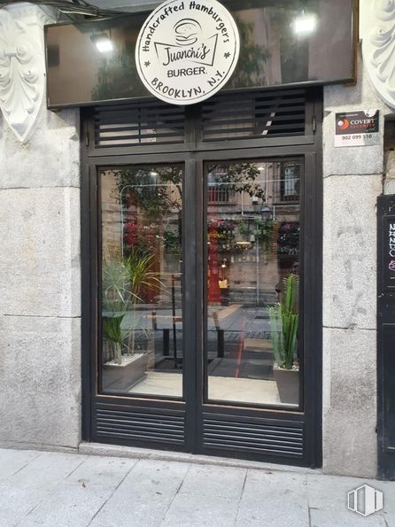 Local en alquiler en Calle Cava de San Miguel, 6, Centro, Madrid, 28005 con puerta, planta, edificio, accesorio, fachada, maceta, venta minorista, vidrio, fuente y ciudad alrededor