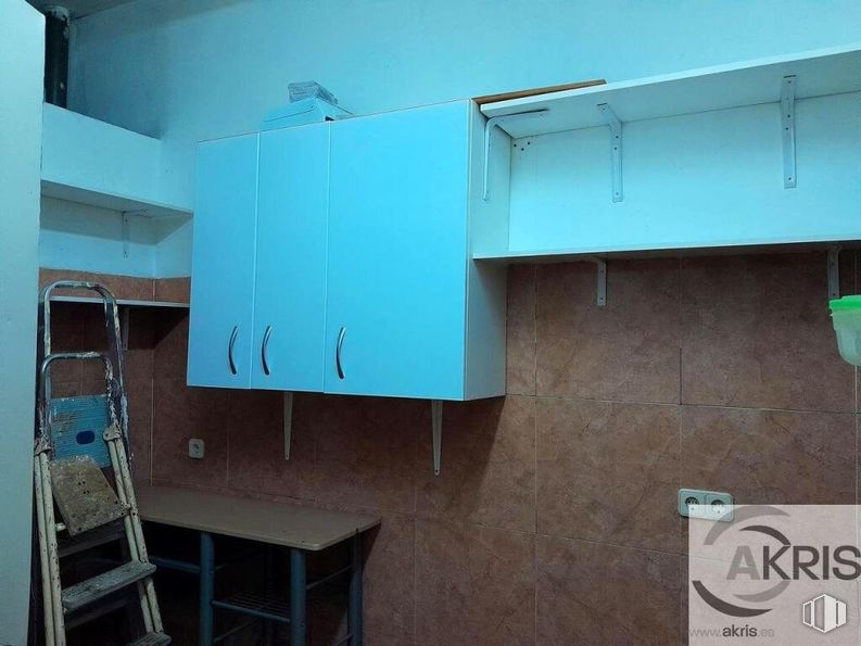 Local en venta en Calle Ugena, 64, Yuncos, Toledo, 45210 con escalera, ebanistería, alacena, techo, pintura, tinte para madera, contrachapado, ferretería doméstica, estantería y azulejo alrededor