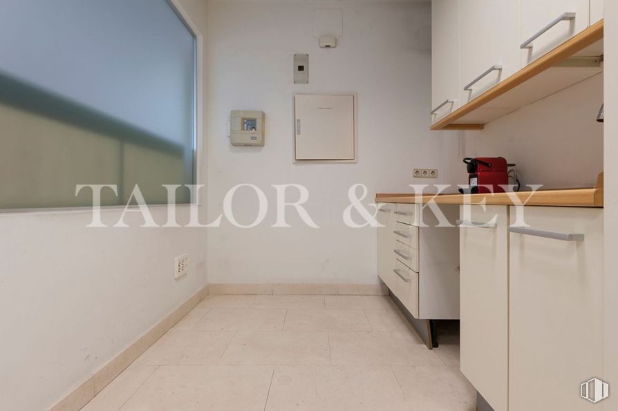 Oficina en venta en Paseo Castellana, Chamartín, Madrid, 28046 con ebanistería, accesorio, madera, suelos, suelo, edificio, pared, madera dura, techo y habitación alrededor