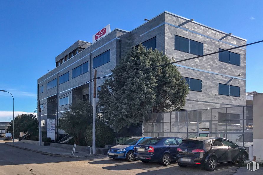 Nave en venta en Diamond Business Center, Calle Llanos de Jerez, 22, Coslada, Madrid, 28820 con coche, edificio, cielo, luz de estacionamiento automotriz, neumático, rueda, vehículo terrestre, propiedad, vehículo y ventana alrededor