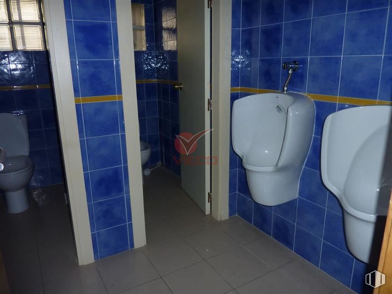 Retail for rent at Calle Fernando Zóbel, Cuenca, 16002 with toilet, plumbing fixture, bathroom, purple, blue, fixture, floor, building, toilet seat and plumbing around