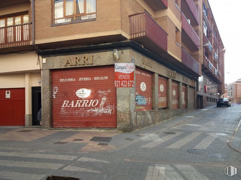 Local en venta en Calle Puente de Muerte Y Vida, Segovia, 40005 con ventana, edificio, puerta, póster, superficie de carretera, barrio, ladrillo, albañilería, casa y fachada alrededor