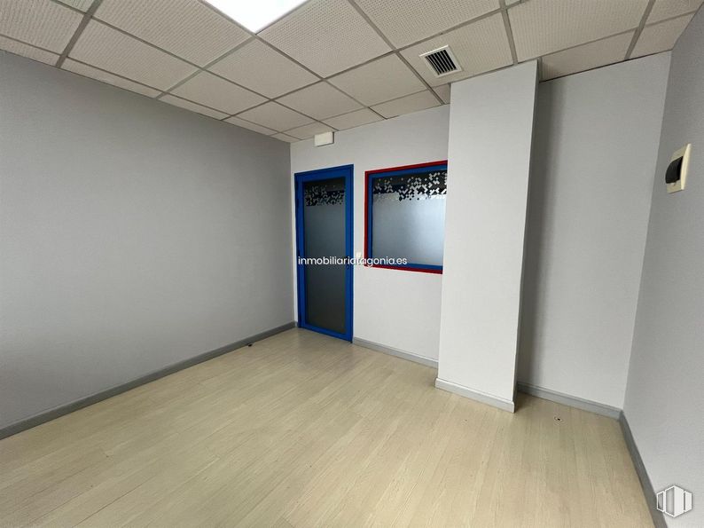 Oficina en alquiler en Carretera Villaverde a Vallecas, Villa de Vallecas, Madrid, 28031 con puerta, edificio, interiorismo, hall, suelo, suelos, madera, arte, techo y suelo laminado alrededor