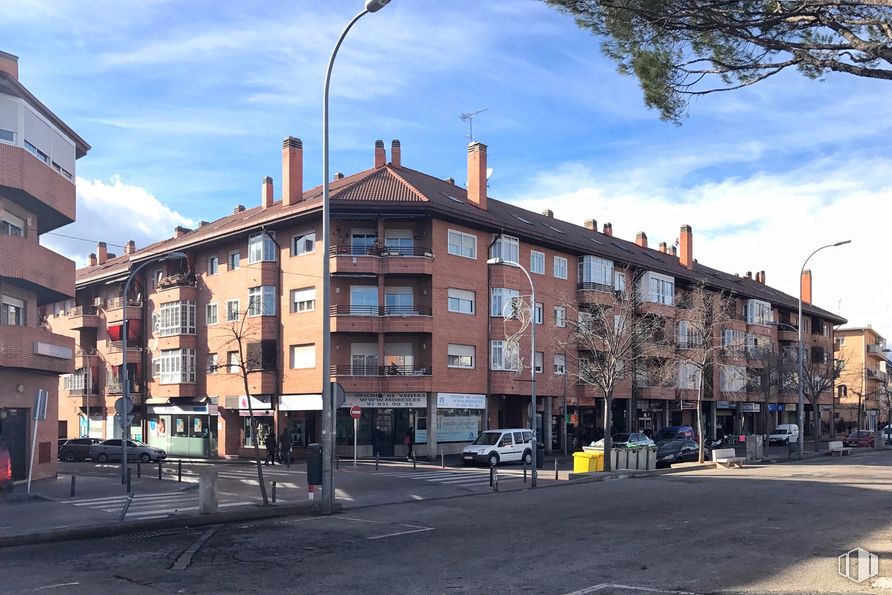 Local en venta en Calle Río Guadarrama, 10, Collado Villalba, Madrid, 28400 con edificio, nube, cielo, ventana, luz de la calle, superficie de la carretera, diseño urbano, coche, casa y vía pública alrededor