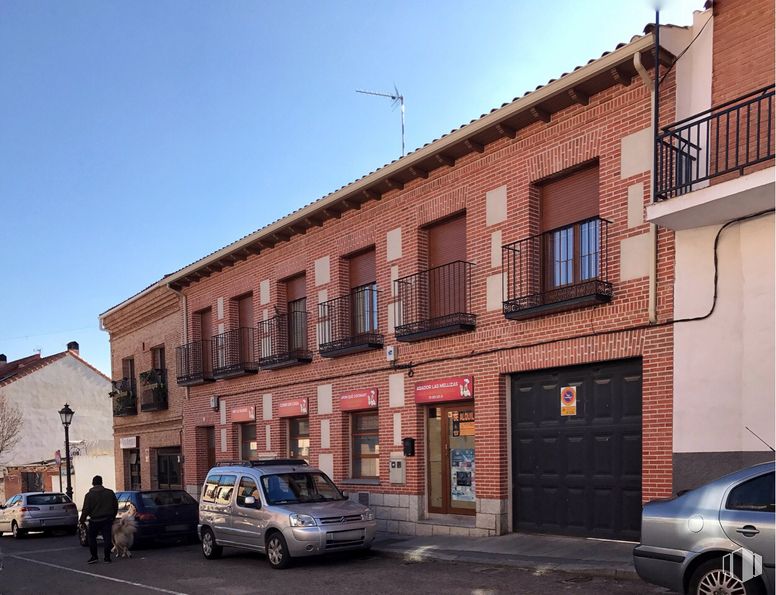 Local en alquiler en Calle de la Libertad, 60, Navalcarnero, Madrid, 28600 con coche, edificio, ventana, rueda, neumático, luz de estacionamiento automotriz, vehículo terrestre, cielo, propiedad y vehículo alrededor