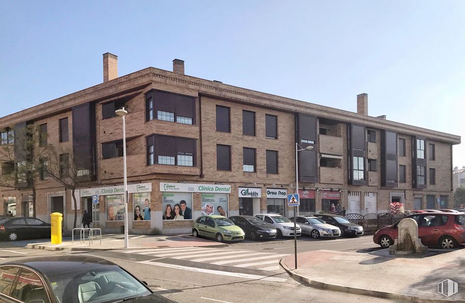 Retail for rent at Plaza Tejera, 2, Villanueva de la Cañada, Madrid, 28691 with car, building, window, automotive parking light, sky, land vehicle, wheel, tire, vehicle and motor vehicle around