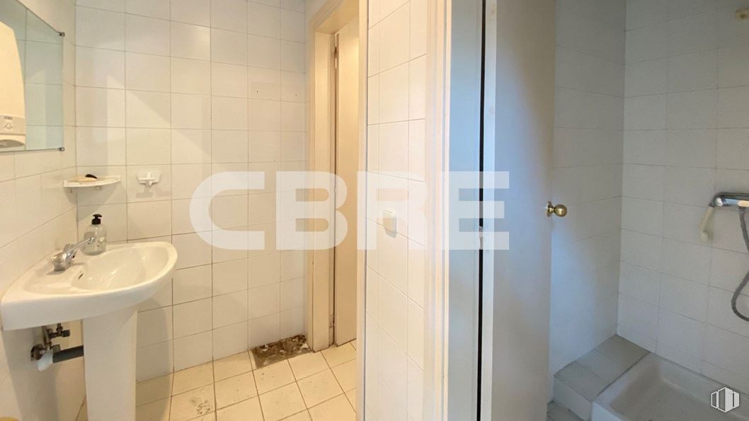 Nave en alquiler en Avenida Andalucía, km 10,3, Villaverde, Madrid, 28041 con fregadero, grifo, accesorios de fontanería, accesorio, lavabo, fluido, cuarto de baño, puerta, suelo y suelos alrededor