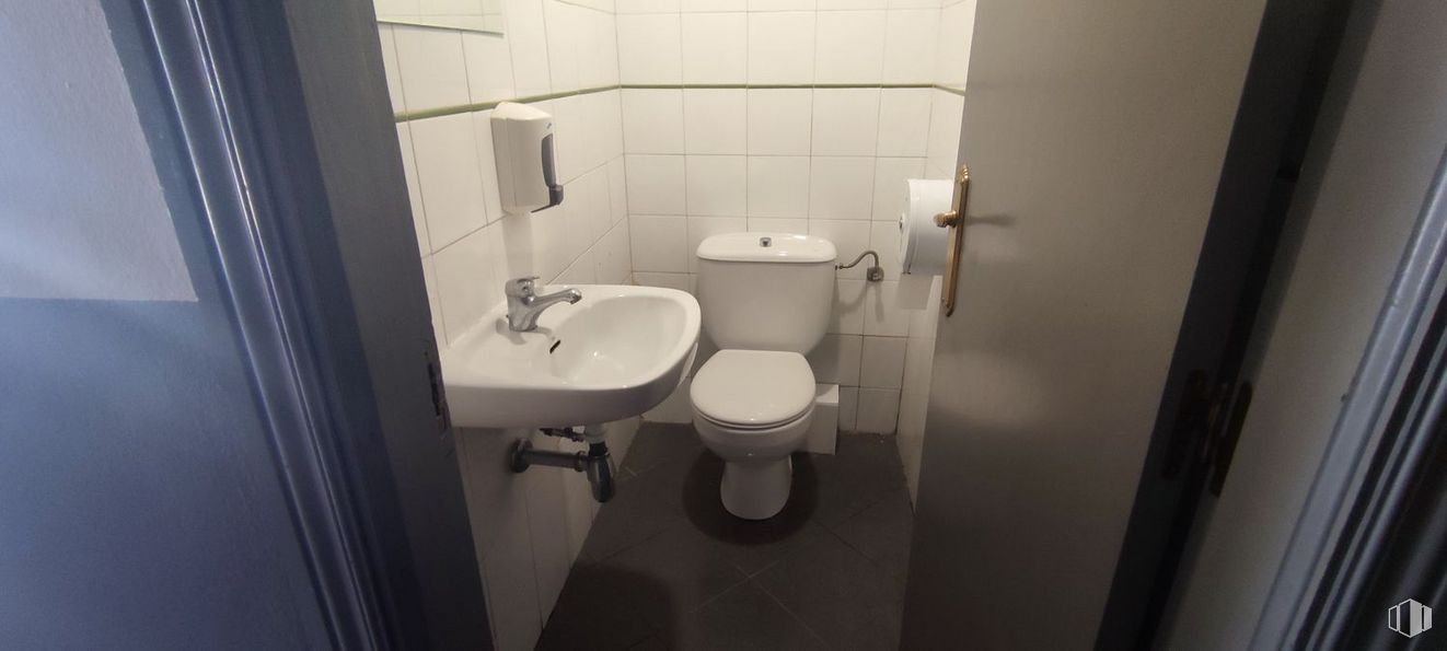 Retail for rent at Calle Nuestra Señora de Sonsoles, Ávila, 05003 with toilet, sink, bathroom sink, tap, plumbing fixture, building, purple, bathroom, wood and interior design around