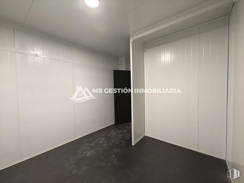 Industrial for sale at Polígono Industrial Villa Azaña, Numancia de la Sagra, Toledo, 45230 with fixture, flooring, floor, wall, wood, ceiling, hall, space, glass and monochrome photography around