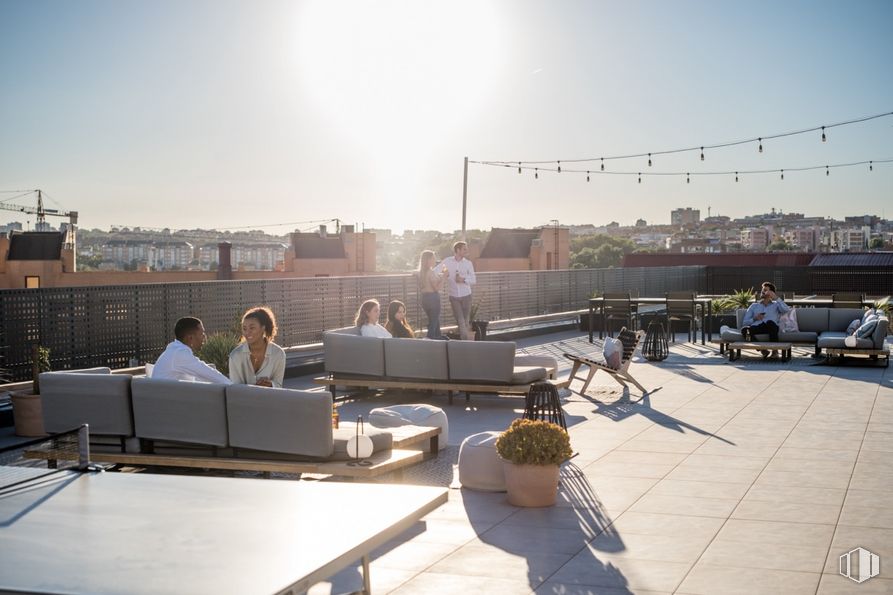 Office for rent at Monday Río, Paseo Imperial, 14, Arganzuela, Madrid, 28005 with couch, person, table top, sky, light, shade, table, urban design, leisure and morning around