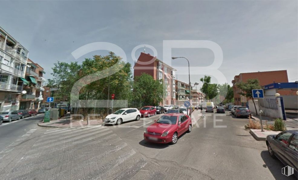 Land for sale at Calle Isabel Patacón, Carabanchel, Madrid, 28044 with car, building, automotive parking light, wheel, vehicle, sky, tire, road surface, asphalt and plant around