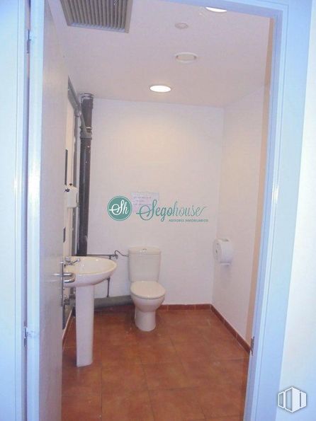 Office for rent at Calle San Frutos, Segovia, 40001 with sink, toilet, property, toilet seat, building, fixture, blue, plumbing fixture, bathroom and purple around