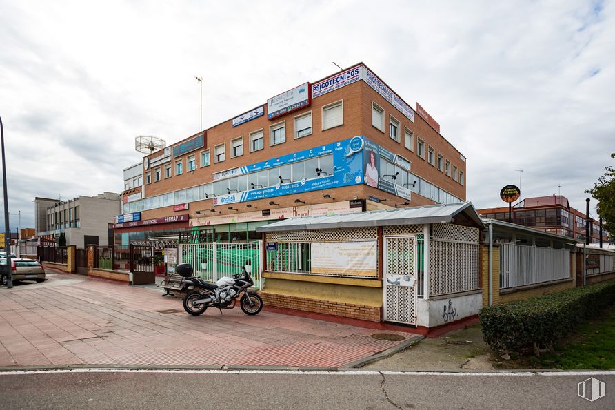 Oficina en alquiler en Edificio Rebollo, Calle Olímpico Francisco Fernández Ochoa, 18, Alcorcón, Madrid, 28923 con motocicleta, edificio, coche, planta, neumático, cielo, rueda, nube, ventana, vehículo, diseño urbano y camino alrededor