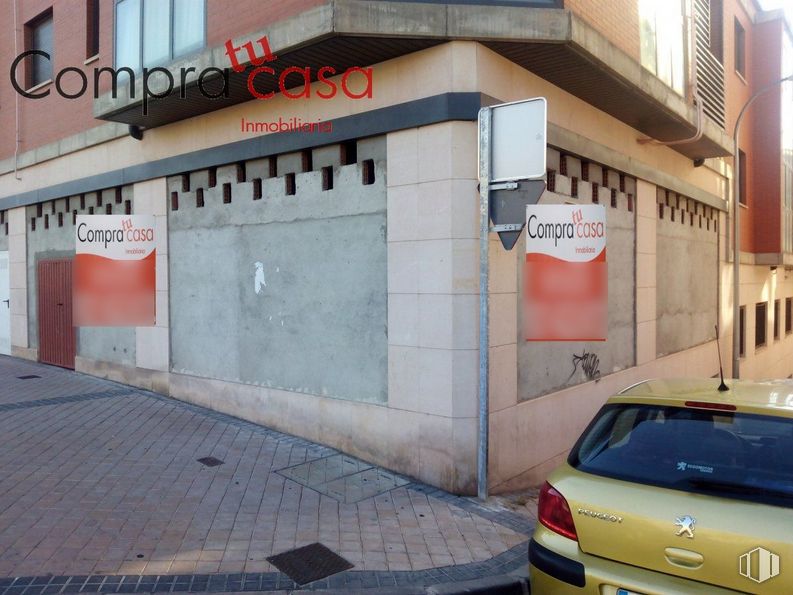 Retail for sale & for rent at Carretera Villacastín, Segovia, 40006 with car, building, vehicle registration plate, property, vehicle, automotive lighting, automotive tail & brake light, motor vehicle, window and vehicle door around