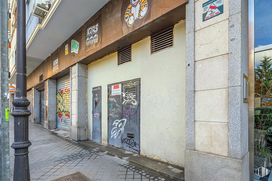 Local en alquiler y venta en Calle Hilarión Eslava, Chamberí, Madrid, 28015 con ventana, edificio, planta, superficie de la carretera, acera, arte, fachada, ciudad, carretera y área metropolitana alrededor