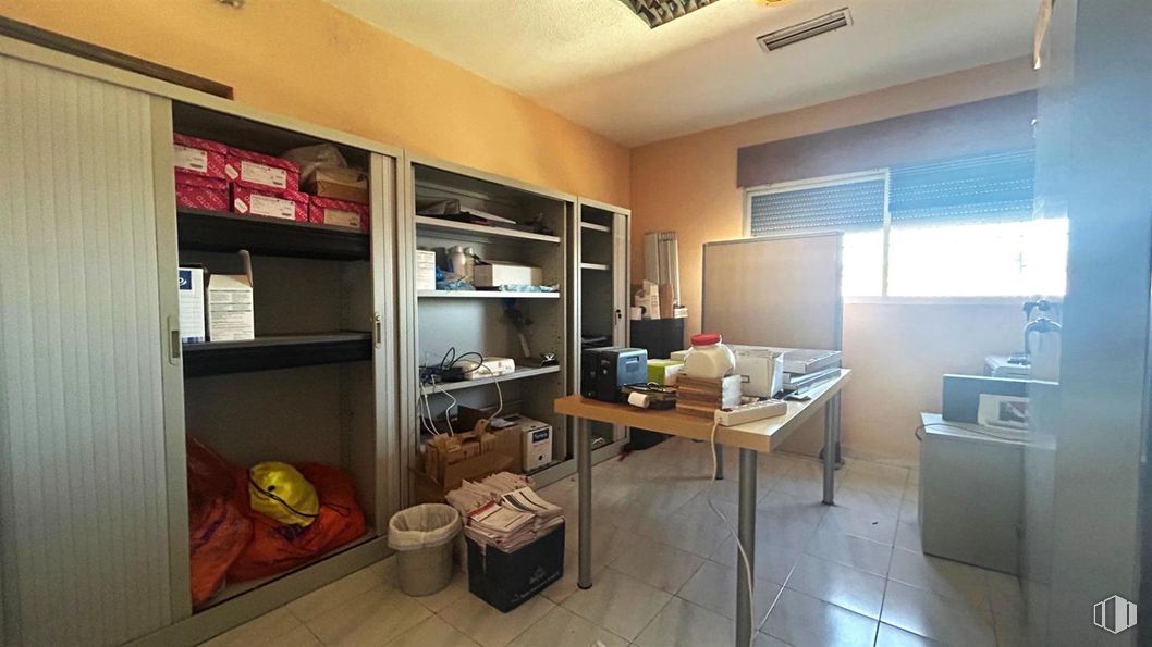 Industrial for sale at Polígono industrial San José de Valderas, Leganés, Madrid, 28917 with table, box, desk, furniture, shelving, flooring, interior design, floor, shelf and room around