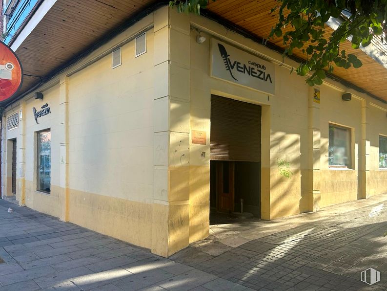 Retail for rent at Calle Eras, Aranjuez, Madrid, 28300 with window, building, house, road surface, wood, facade, shade, tree, asphalt and tints and shades around