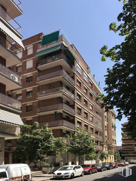 Local en venta en Calle María de Guzmán, 61, Chamberí, Madrid, 28003 con coche, edificio, camioneta, cielo, neumático, planta, ventana, vehículo, rueda y árbol alrededor