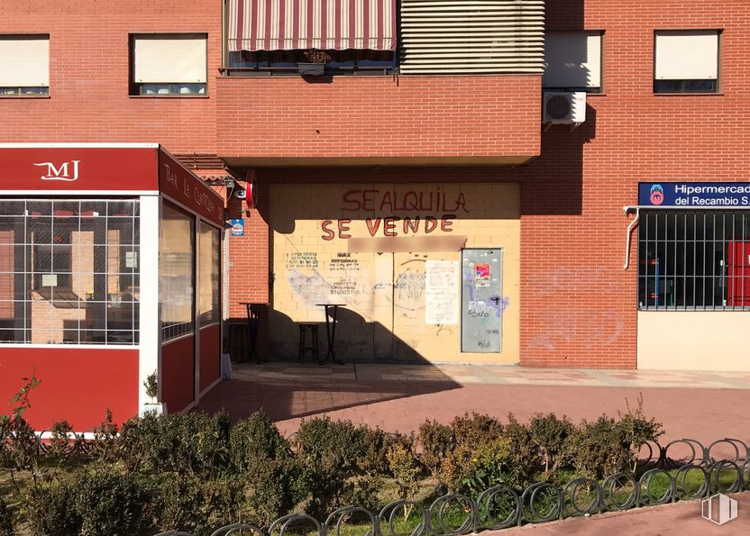 Retail for rent at Calle Ibiza, 6, Humanes de Madrid, Madrid, 28970 with window, building, plant, urban design, neighbourhood, road surface, shade, brick, wall and brickwork around