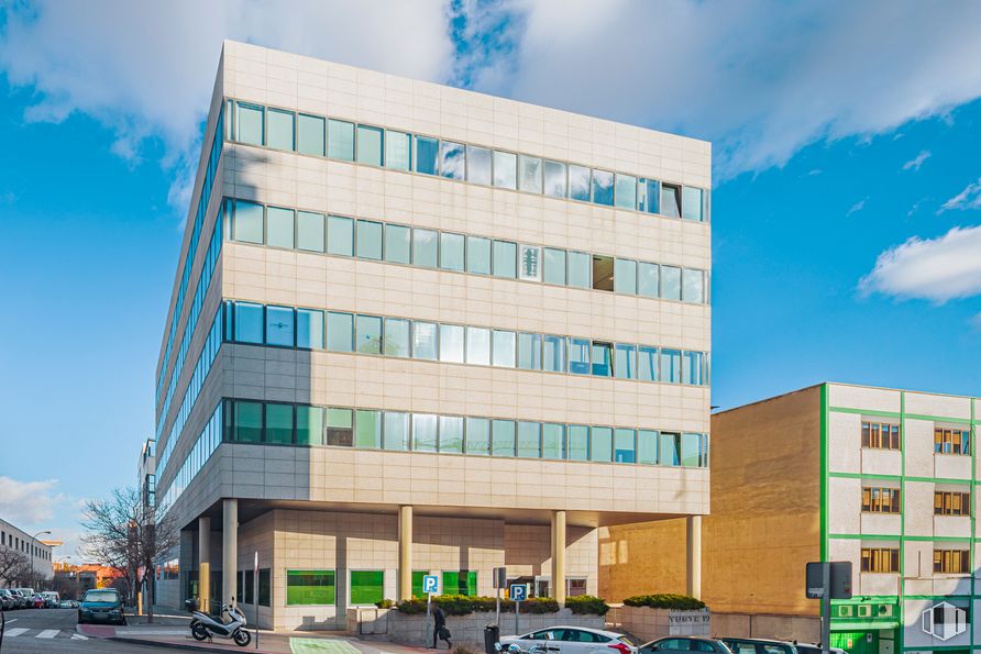 Oficina en alquiler en Calle Miguel Yuste, 17, San Blas - Canillejas, Madrid, 28037 con edificio, nube, cielo, vehículo terrestre, rueda, propiedad, neumático, azul, coche y ventana alrededor