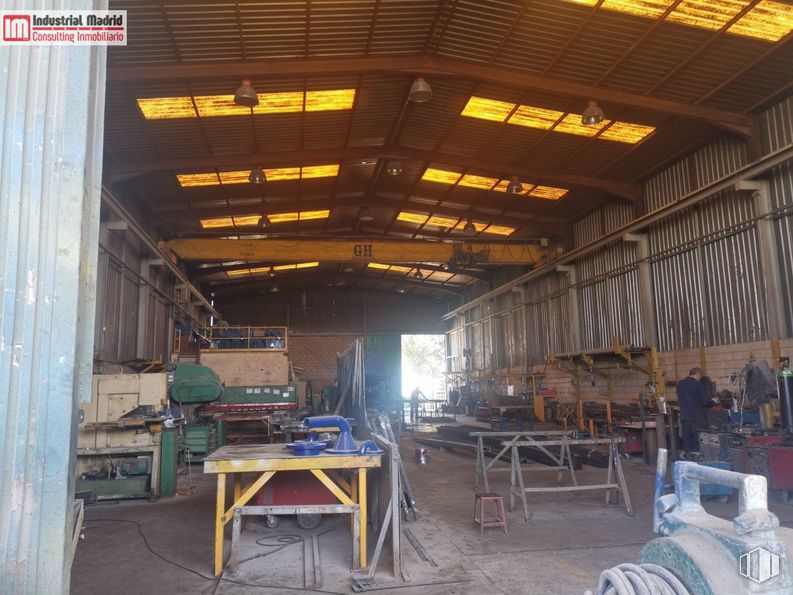 Industrial for sale at Calle Soladores, Velilla de San Antonio, Madrid, 28891 with table, wood, window, beam, building, gas, engineering, flooring, house and metal around