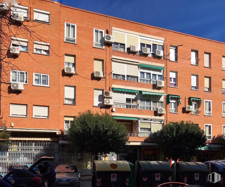 Local en venta en Calle Alicante, Getafe, Madrid, 28903 con edificio, vehículo terrestre, día, propiedad, cielo, ventana, árbol, arquitectura, coche y accesorio alrededor