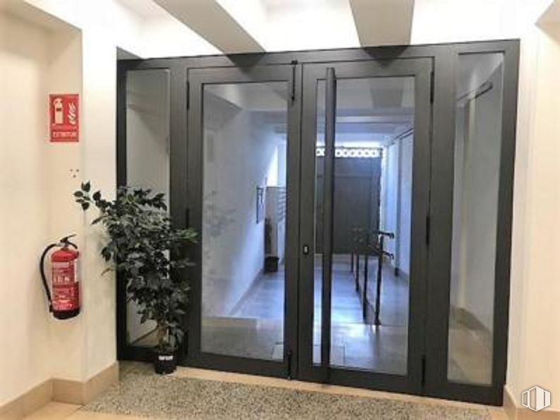 Retail for sale at Calle Toledo, Arganzuela, Madrid, 28005 with plant, door, fire extinguisher, fixture, building, hall, interior design, wood, automotive exterior and floor around