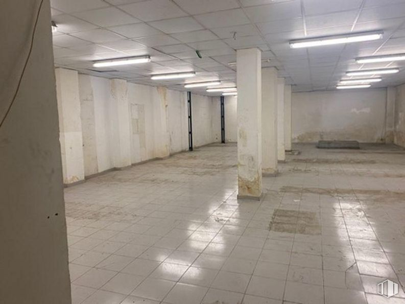 Local en alquiler y venta en Zona Gaztambide, Chamberí, Madrid, 28015 con lámpara, alumbrado, suelos, hall, suelo, techo, suelo de baldosas, accesorio, espacio y hormigón alrededor