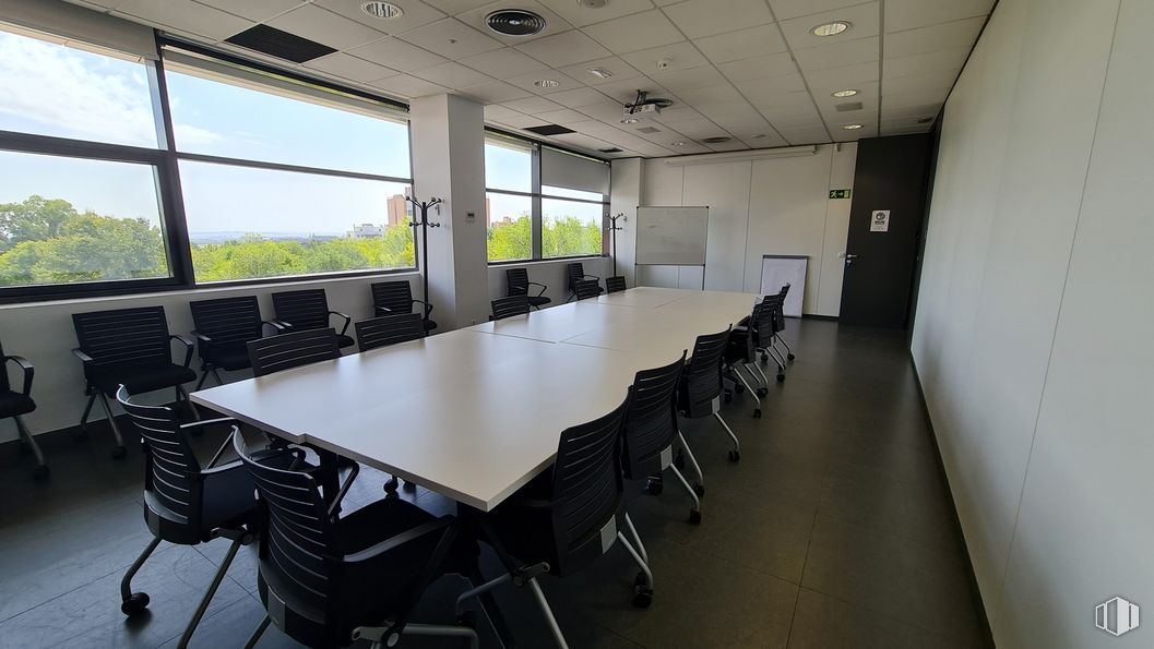 Oficina en alquiler en Calle Cidro, 3, Carabanchel, Madrid, 28044 con silla, mesa, mueble, propiedad, ventana, edificio, accesorio, mesa de sala de conferencias, diseño de interiores y pavimentos alrededor