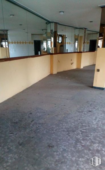 Retail for sale & for rent at Calle Escultor Jamete, Cuenca, 16003 with flooring, wood, hall, floor, asphalt, road surface, house, hardwood, composite material and concrete around