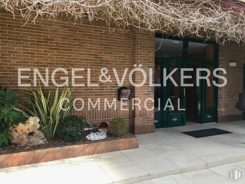 Local en venta en Calle Sangenjo, 16, Fuencarral - El Pardo, Madrid, 28034 con planta, propiedad, superficie de la carretera, hierba, ladrillo, pared, suelos, espacio público, fuente y madera alrededor